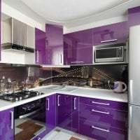 ľahký dizajn kuchyne na fotografii vo fialovej farbe