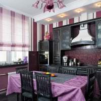 neobvyklý kuchynský dekor na fotografii vo fialovom odtieni