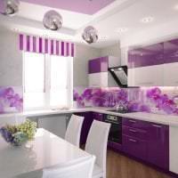 krásny dizajn kuchyne na fotografii vo fialovom odtieni