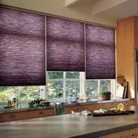 svetlý interiér kuchyne na fotografii vo fialovom odtieni