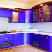 svetlý kuchynský dekor na fialovej fotografii