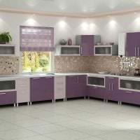 moderný kuchynský dizajn na obrázku vo fialovom odtieni