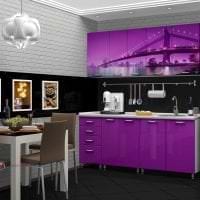 krásny štýl kuchyne na fotografii vo fialovej farbe