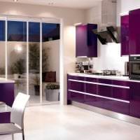 neobvyklá fasáda kuchyne na obrázku vo fialovom odtieni