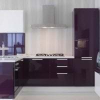 svetlý interiér kuchyne na fotografii vo fialovej farbe
