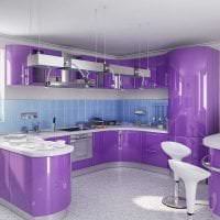 ľahký kuchynský dizajn na obrázku vo fialovej farbe
