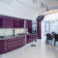svetlá kuchyňa v obrázku vo fialovej farbe