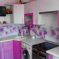 jasný dizajn kuchyne na fialovej fotografii