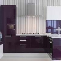 moderný interiér kuchyne v obrázku vo fialovom odtieni