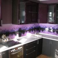 moderný dizajn kuchyne na fotografii vo fialovej farbe