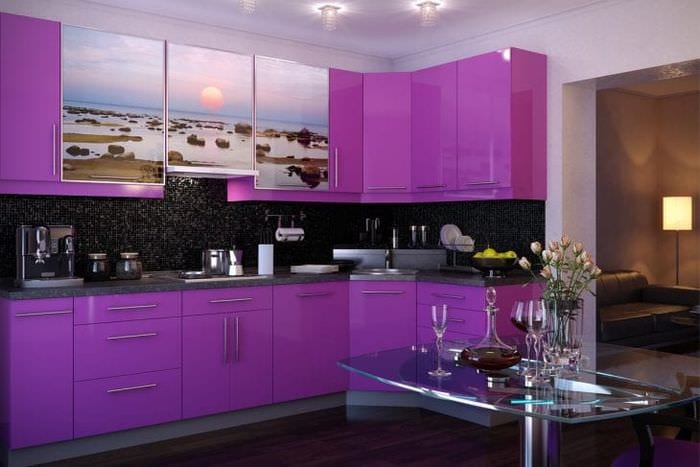svetlý kuchynský dekor vo fialovom odtieni
