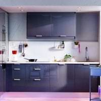 svetlý interiér kuchyne na obrázku vo fialovom odtieni