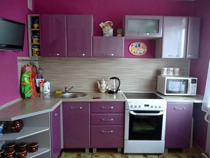 svetlý interiér kuchyne vo fialovej farbe