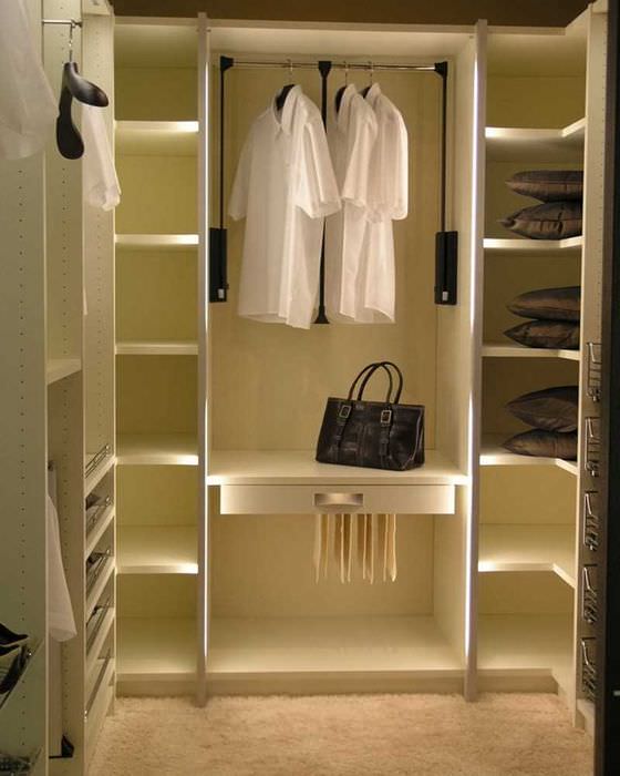 ideen om et moderne design af et omklædningsrum
