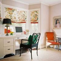 et eksempel på et lyst interiør i en stue med et karnappbilde