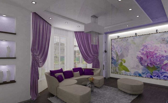 et eksempel på et vakkert interiør i stuen med et karnappvindu