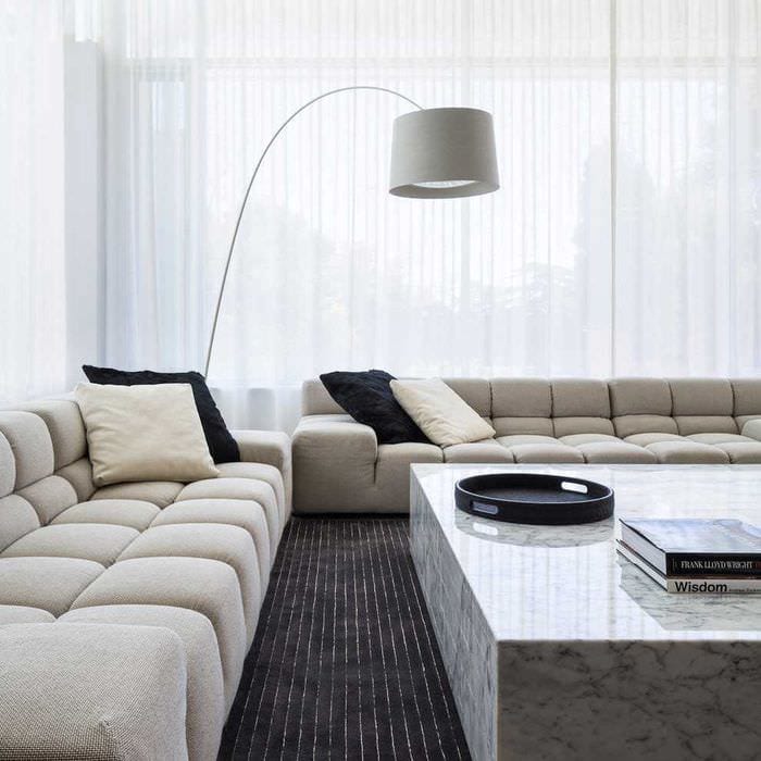 lehetőség a nappali világos kialakítására a minimalizmus stílusában