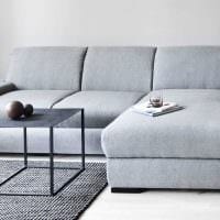lehetőség a nappali világos dekorációjára a minimalista kép stílusában