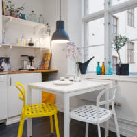 Žlutá židle v bílé kuchyni