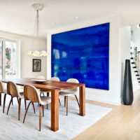 Design světlého obývacího pokoje s modrým akcentem