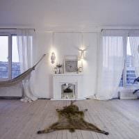 mulighed for en lys indretning af en stue med et pejsfoto