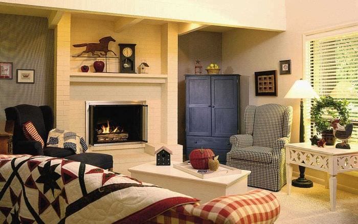 مثال على التصميم المشرق لغرفة المعيشة مع مدفأة