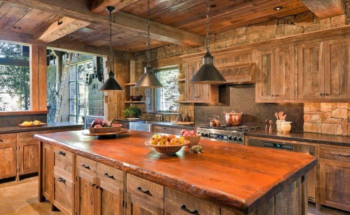 مطبخ ريفي مصنوع من الخشب