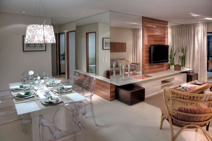Průhledné židle v interiéru moderní kuchyně-obývací pokoj