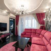 Sofa med fløyelspolstring i stuen i en byleilighet