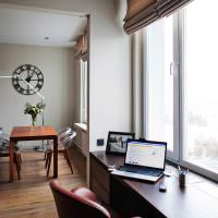 Pracovní stůl společně s parapetem v moderním bytě