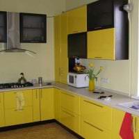 a lakás világos belseje mustár színű fényképen