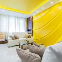 الداخلية غير العادية للشقة في صورة ملونة الخردل