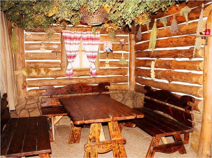 Интериор на съблекалнята в селски стил с пейки за отдих