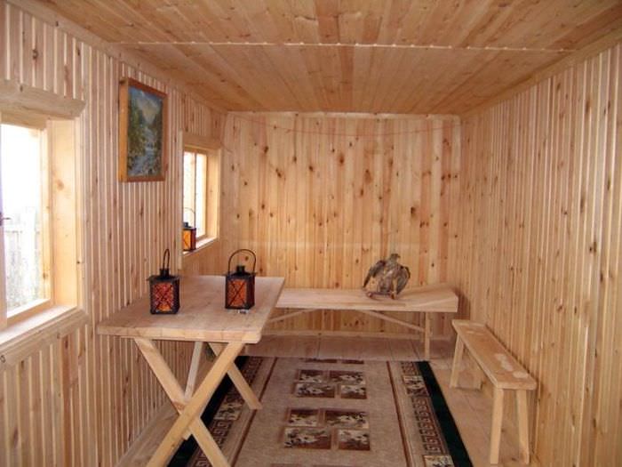 Прост интериор на стая за почивка в малка баня
