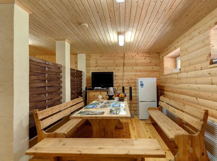 Дървена облицовка на стените и тавана на стаята за почивка във ваната