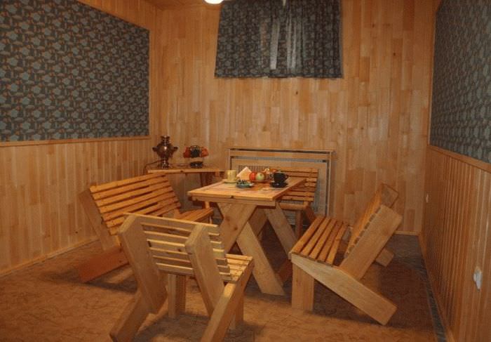 Mobilier din lemn natural pentru o cameră de relaxare într-o baie