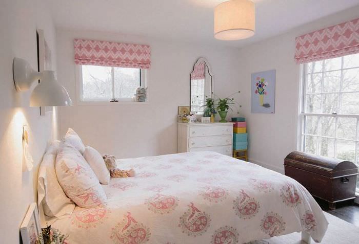 Sengeteppe med rosa mønstre på sengen til en tenåringsjente