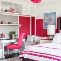 Röd färg i dekorationen av sovrummet för en tonårsflicka