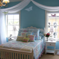 Hvit seng i en blå barnehage