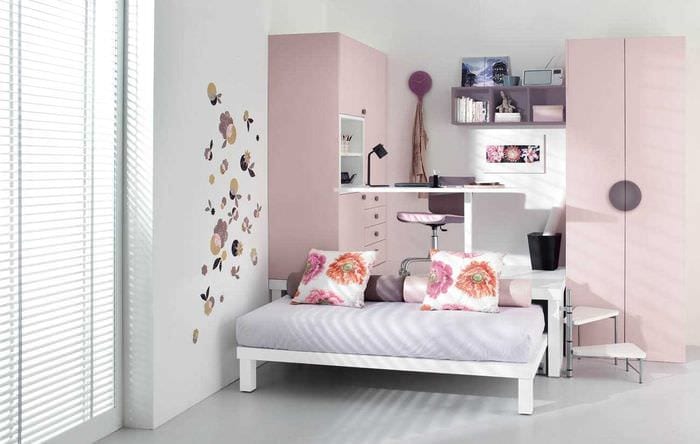 mulighed for et lyst soveværelse interiør til en pige i en moderne stil