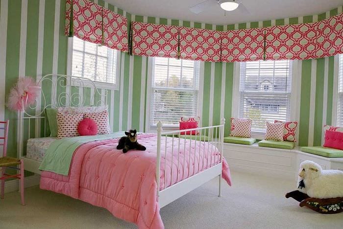 mulighed for et usædvanligt interiør i et soveværelse til en pige i en moderne stil