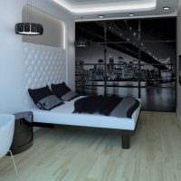 opțiunea unui decor luminos al dormitorului pentru o fotografie a unui tânăr