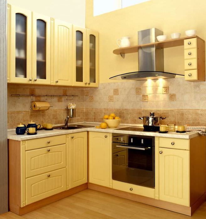 Κίτρινο σετ στην κουζίνα με έκταση 10 τετραγωνικών μέτρων