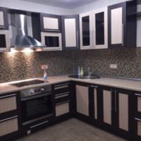 Černá a bílá keramická mozaika na kuchyňském backsplash