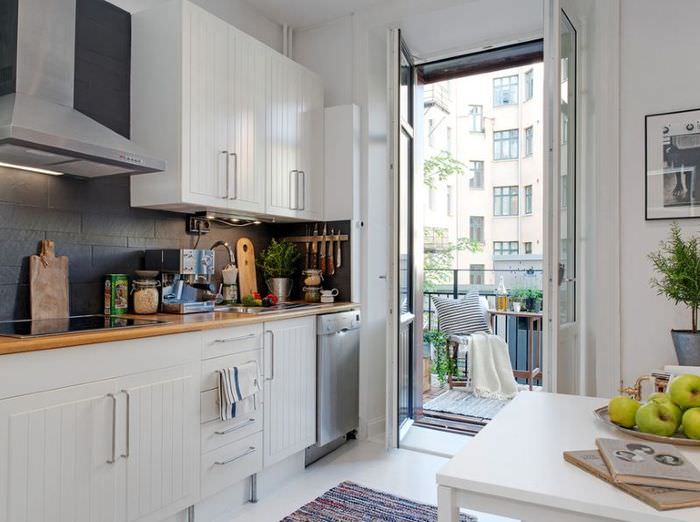 Kuchyňský design s bílým apartmá a dveřmi na balkon