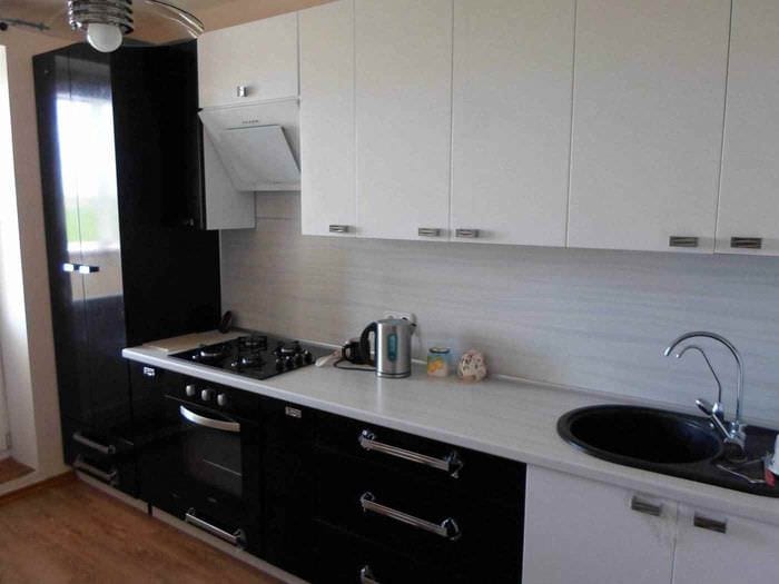 مثال على تصميم مطبخ مشرق بمساحة 13 متر مربع.