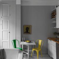 Kirkkaat tuolit harmaassa keittiössä
