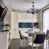 Blå farge i utformingen av kjøkkenrommet