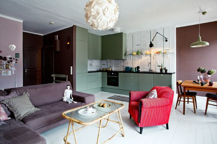 Zoning ett kök-vardagsrum med en yta på 15 kvadratmeter med färg