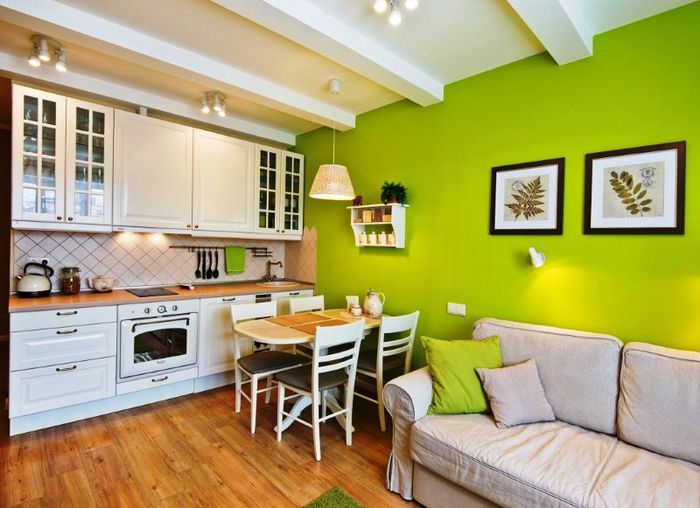 داخل المطبخ المشترك باللونين الأبيض والأخضر